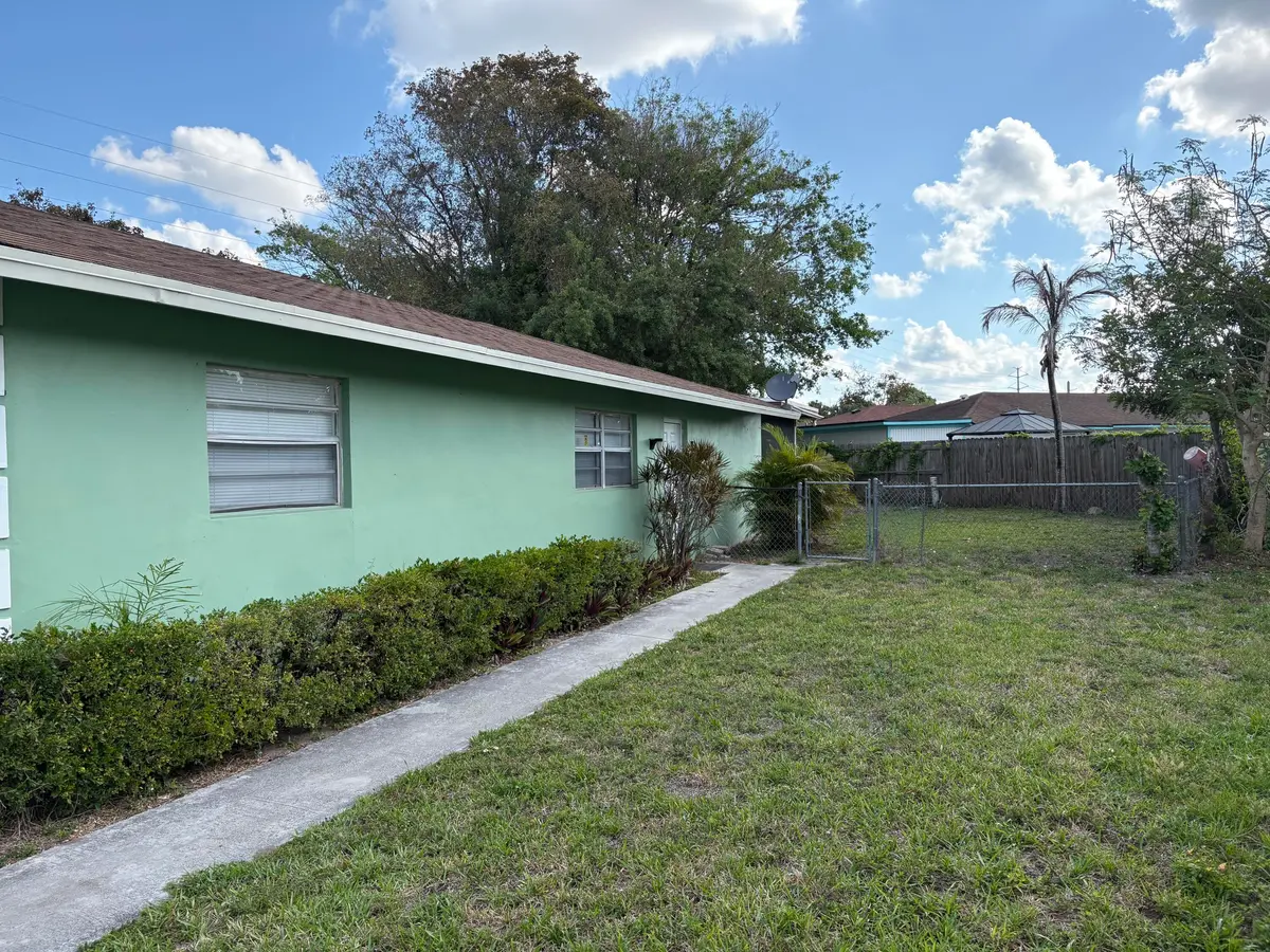 side at 5954 BAHAMA Court, West Palm Beach