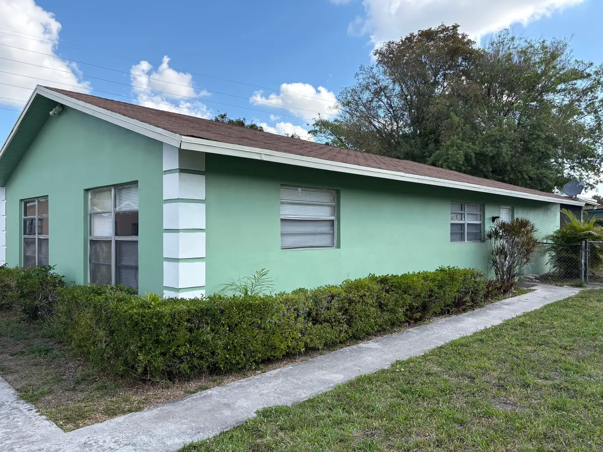 Front at 5954 BAHAMA Court, West Palm Beach
