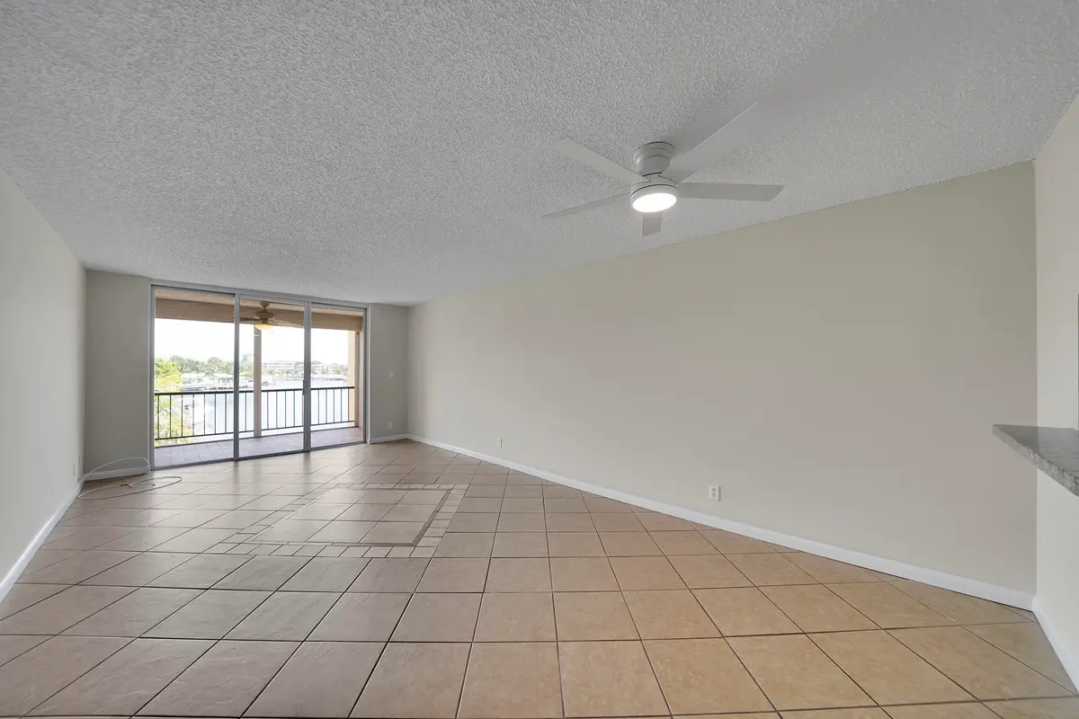 09_dining area at 777 S FEDERAL Highway 305O, Pompano Beach