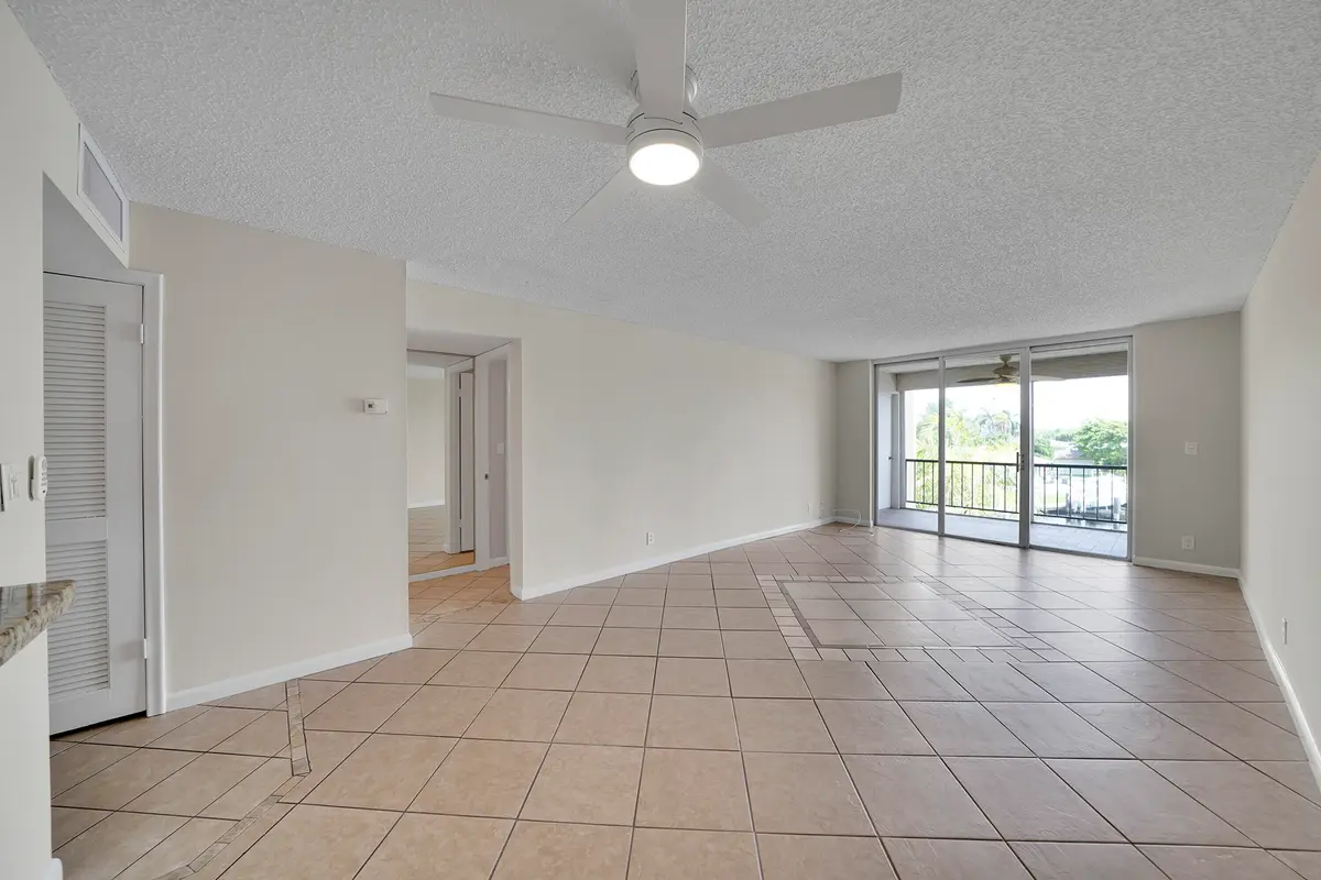 11_dining area at 777 S FEDERAL Highway 305O, Pompano Beach