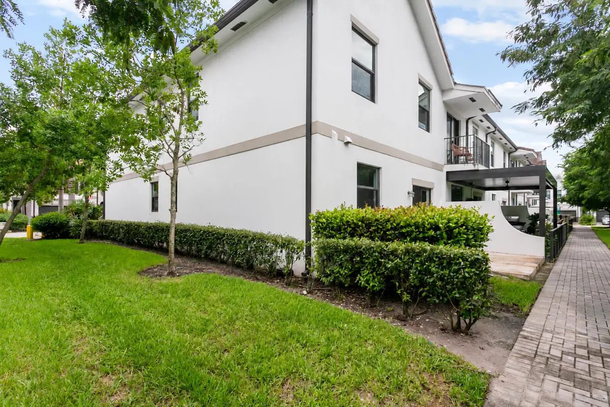 IMG_4214 CH at 4511 E AQUA BELLA Lane, Dania Beach