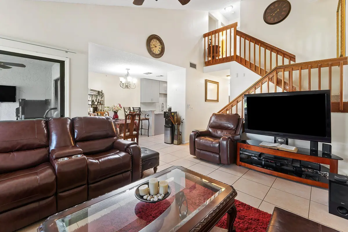 Living at 1595 Woodbridge Lakes Circle, West Palm Beach