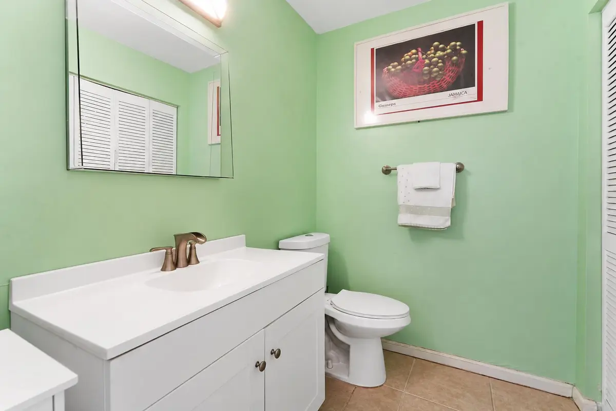 Powder Room/half bath at 1595 Woodbridge Lakes Circle, West Palm Beach