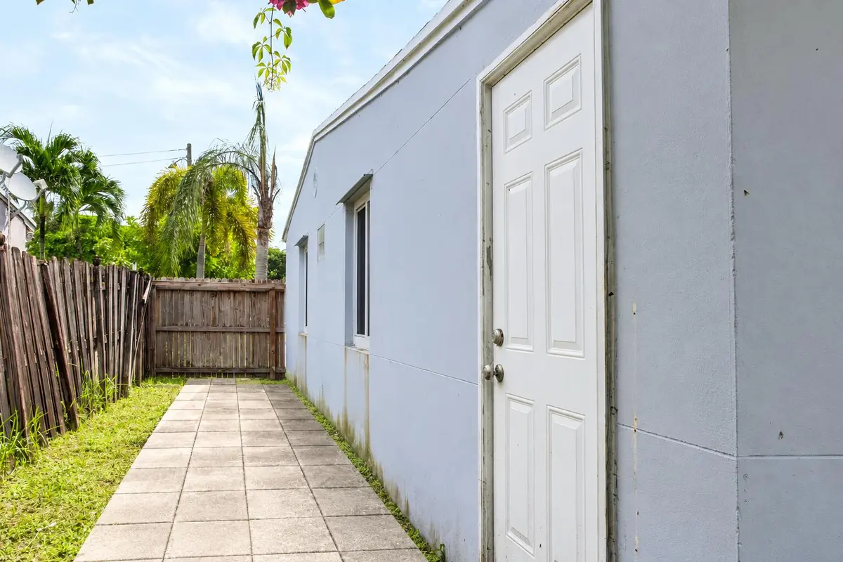 1413 Side walkway bright at 1413 NW 5th Avenue, Fort Lauderdale