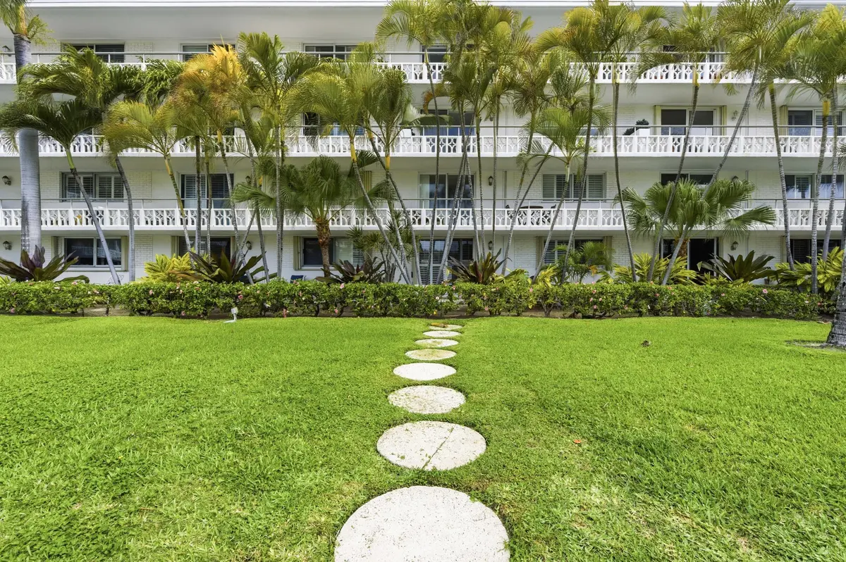 Garden Condominium at 139 Sunrise Avenue 102, Palm Beach