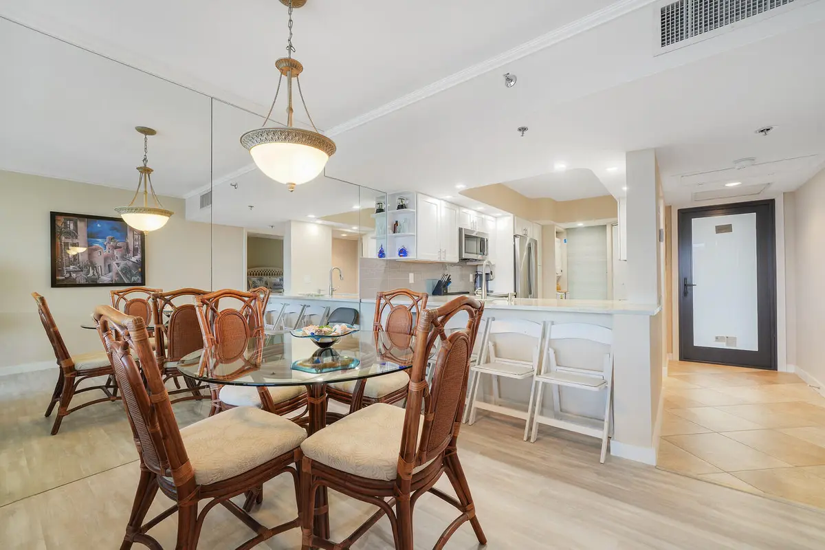 Dining at 2707 N OCEAN Boulevard D-406, Boca Raton