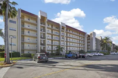 3590 Via Poinciana 202, Lake Worth – Condominium for sale