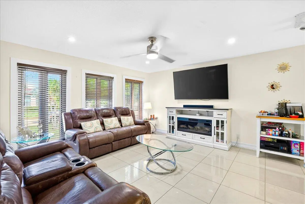 04-8I8A6519 at 4911 NW 14TH, Deerfield Beach