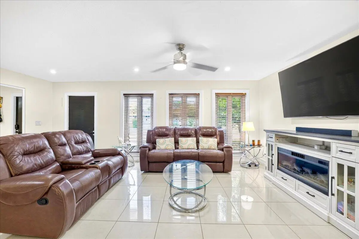 06-8I8A6524 at 4911 NW 14TH, Deerfield Beach