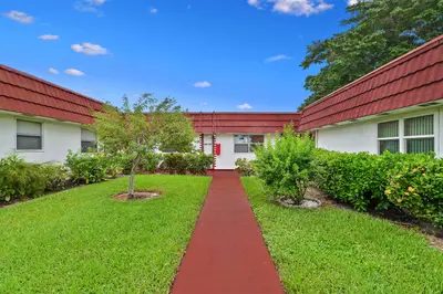195 Waterford Crescent, Delray Beach – Condominium for sale