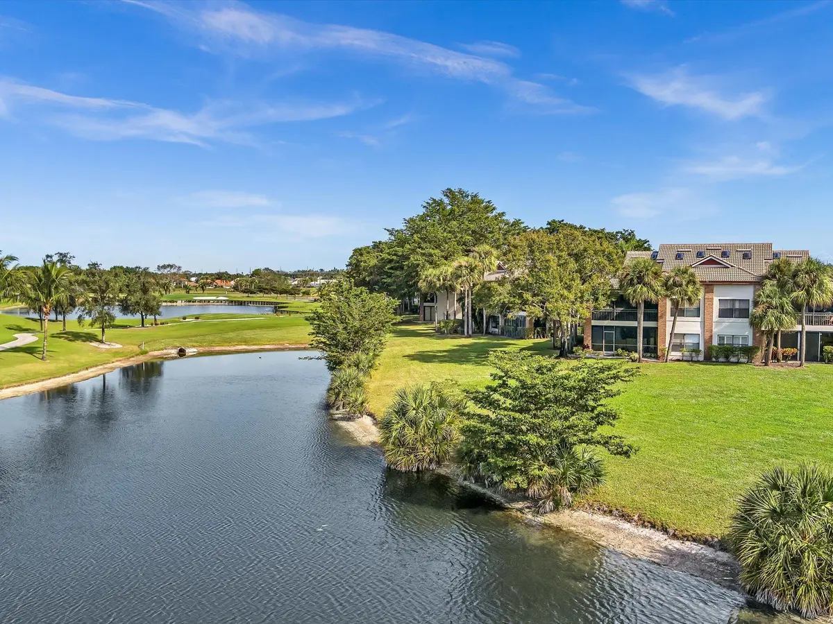 Great location at 8049 Aberdeen Drive 201, Boynton Beach