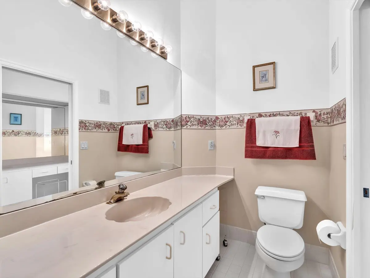 prim bath 2 at 8049 Aberdeen Drive 201, Boynton Beach