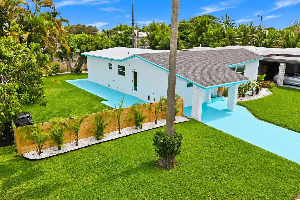 side view of double lot at 1610 N J Terrace, Lake Worth Beach