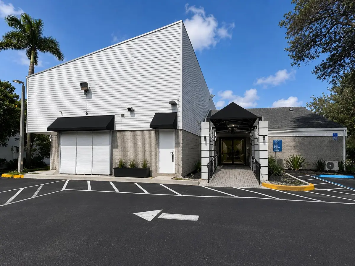 exterior at 230 S Dixie Highway, Hallandale Beach