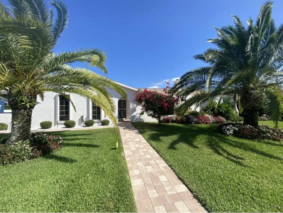 Large Yard at 2327 WINDSOR Road, Palm Beach Gardens