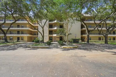 10501 W Broward Boulevard 405, Plantation – Condominium for rent