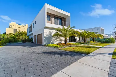 16773 Botaniko Drive, Weston – Single Family Residence for sale