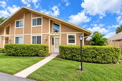 232 Maplecrest Circle, Jupiter – Townhouse for sale
