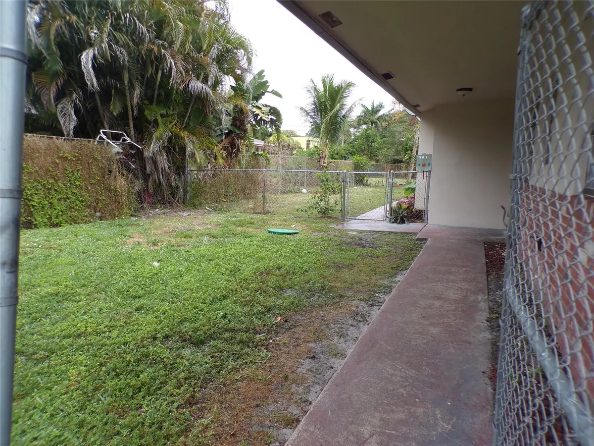 Photo 3 at 1505 N 57th Terrace, Hollywood