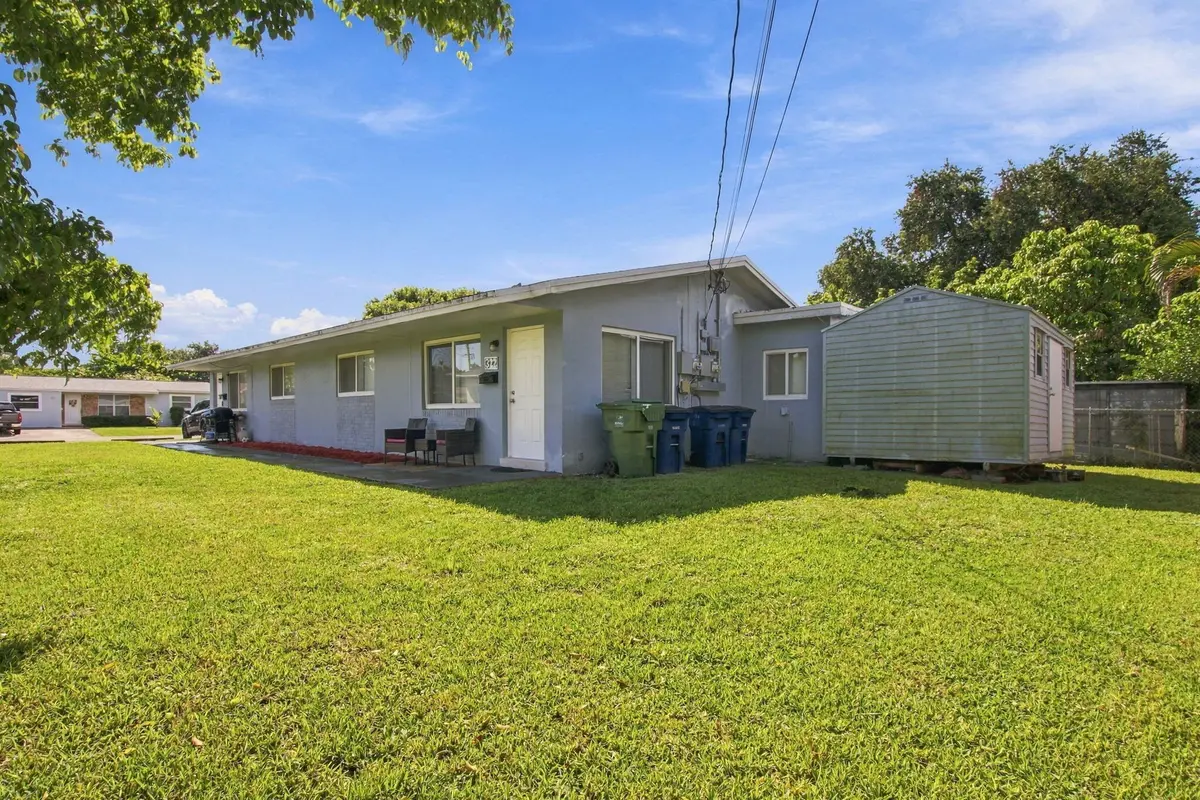 24-web-or-mls-320-sw-10th-terrace at 320 SW 10th Terrace, Hallandale Beach