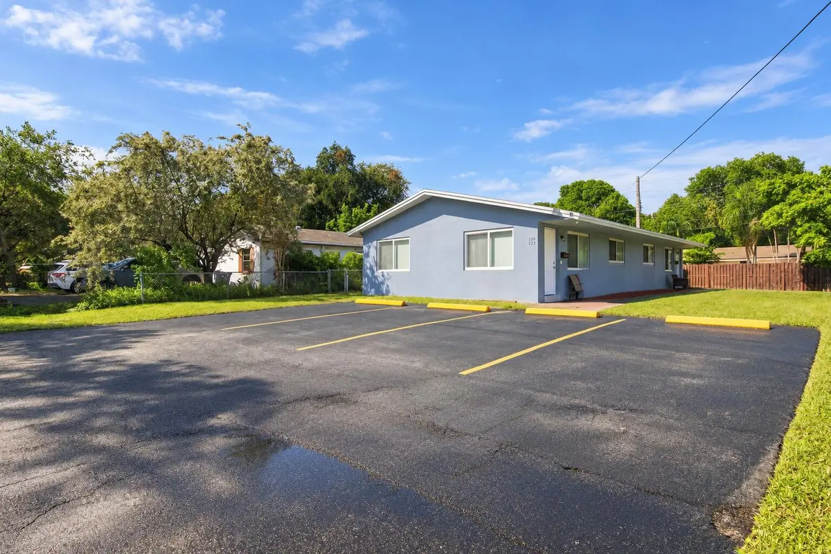 front photo at 320 SW 10th Terrace, Hallandale Beach
