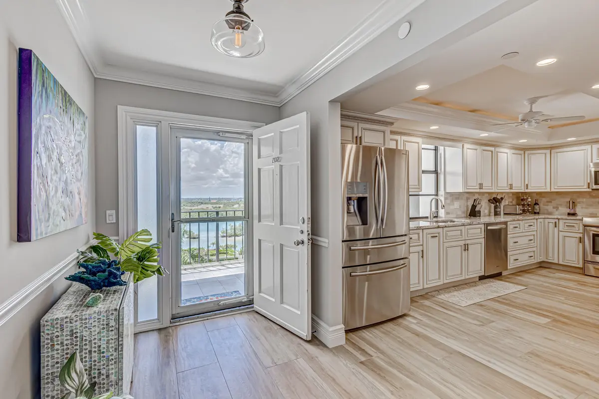 Entrance at 400 Beach Road 702, Tequesta