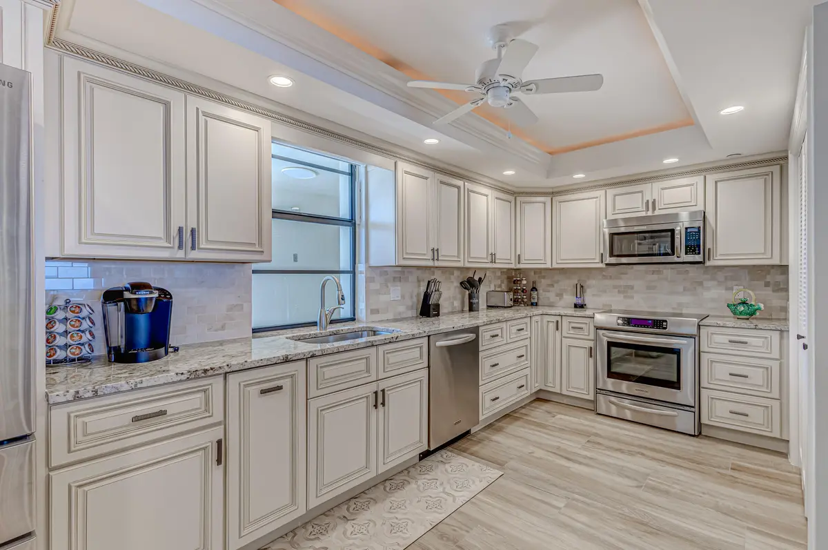 Kitchen at 400 Beach Road 702, Tequesta