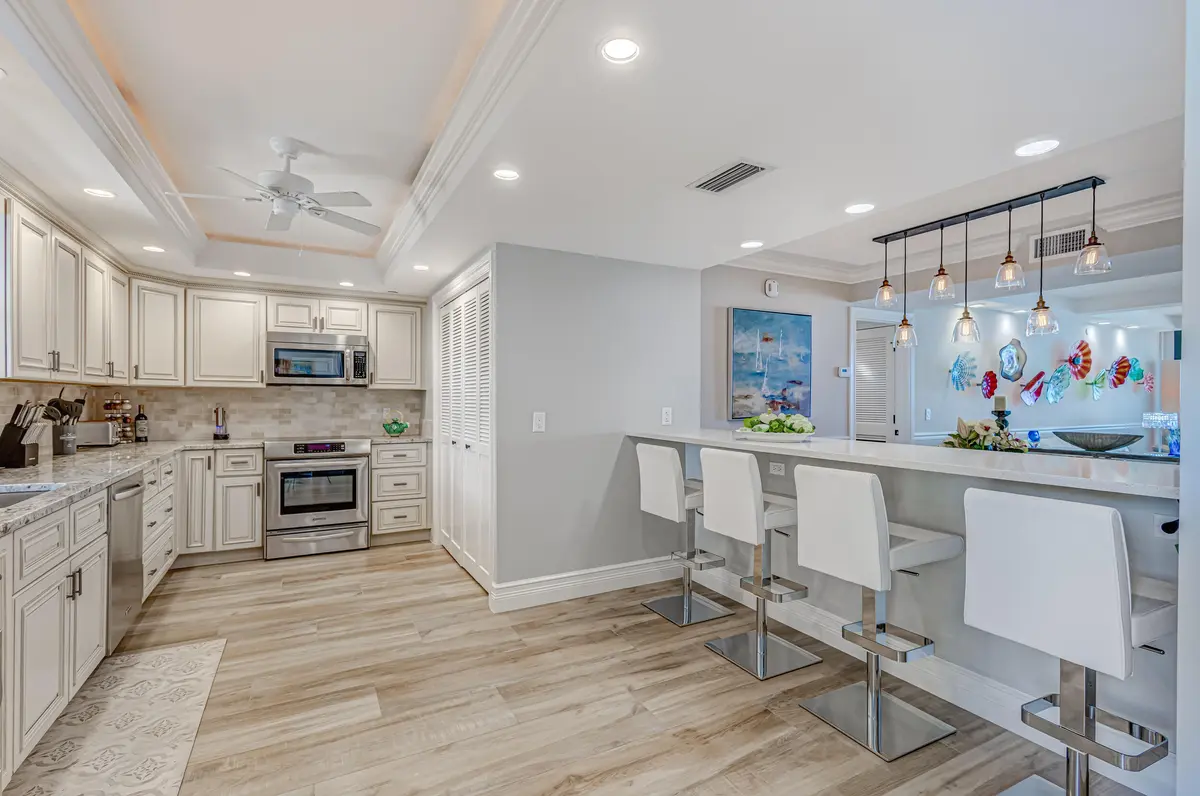 Kitchen w/Bar at 400 Beach Road 702, Tequesta