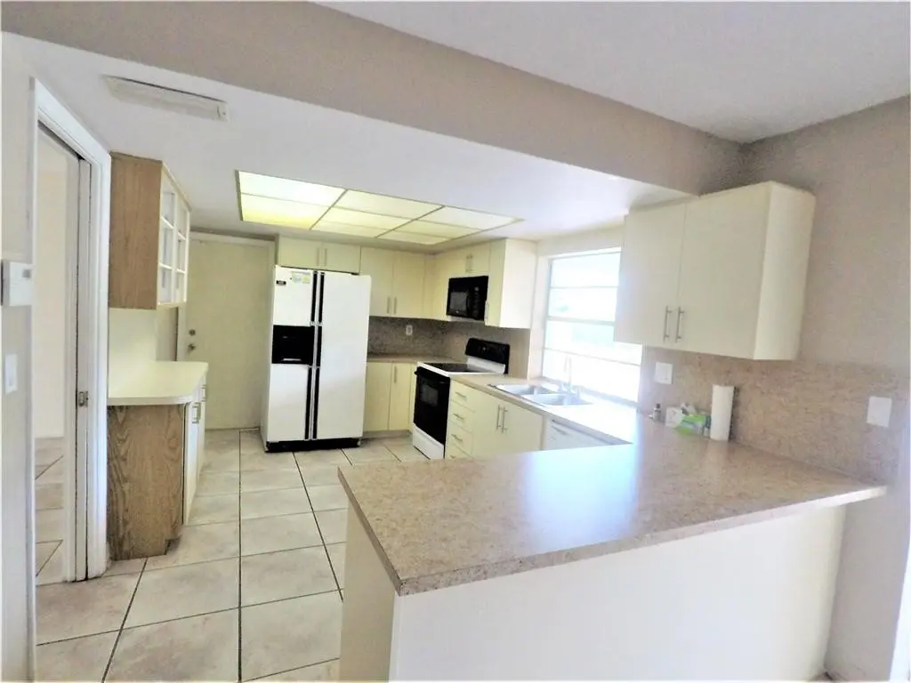 Photo 7 at 7221 NW 10TH Place, Plantation