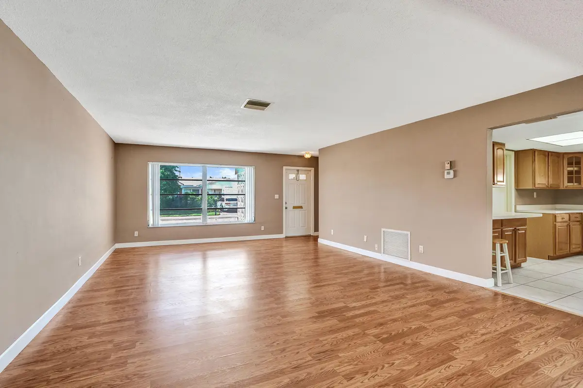 LR Kit at 2700 NW 4TH Avenue, Pompano Beach