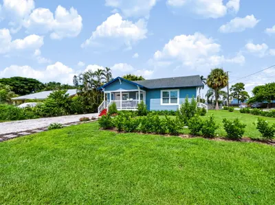 1566 NW 9th Avenue, Stuart – Single Family Residence for sale