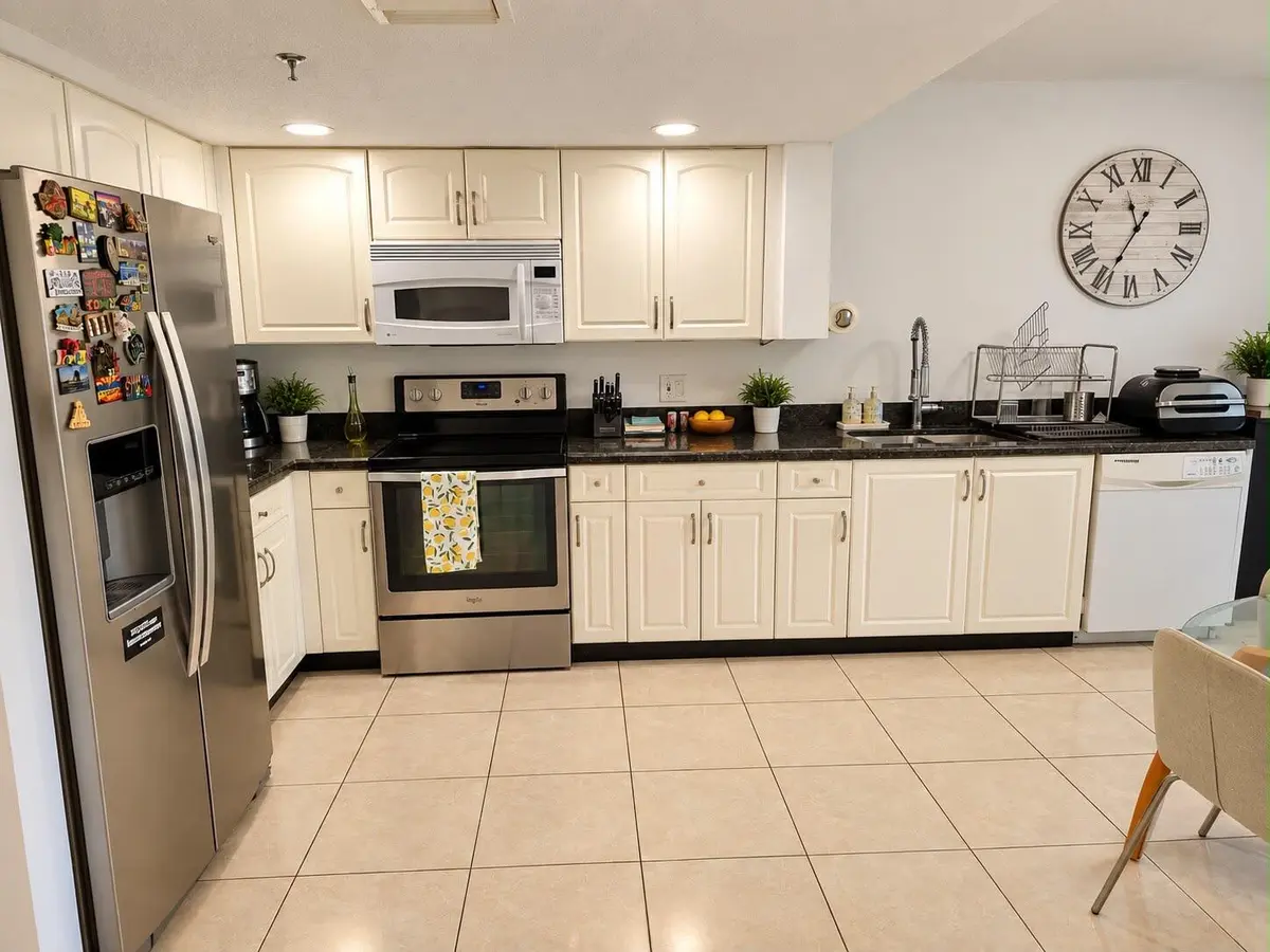 e4aa42a6-112b-4056-a4fd-9b718e804fb6 at 9470 TANGERINE Place 203, Davie
