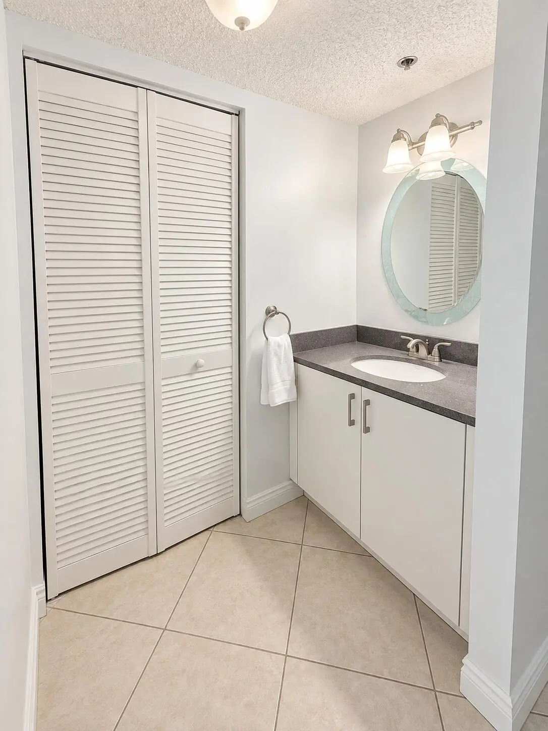 bath 1 virtual 2 at 20355 NE 34 Court 828, Aventura