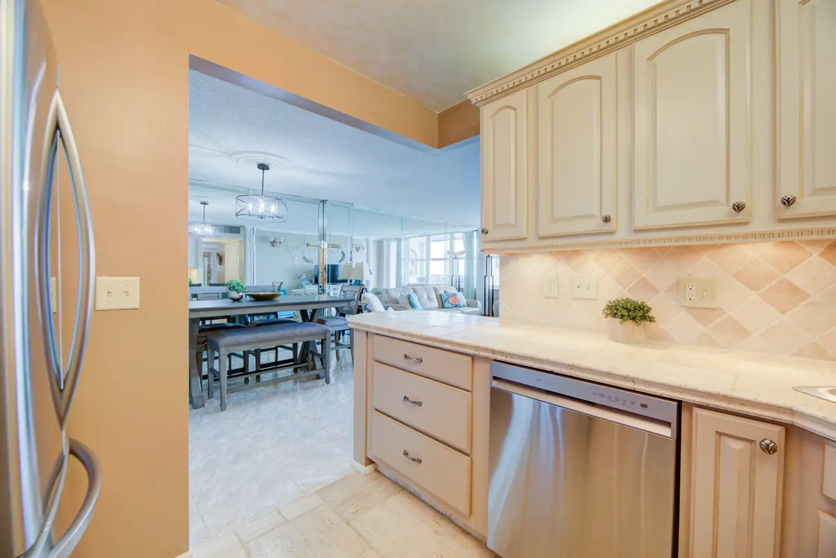 JH 1404 kitchen dining at 305 N Pompano Beach Boulevard 1404, Pompano Beach