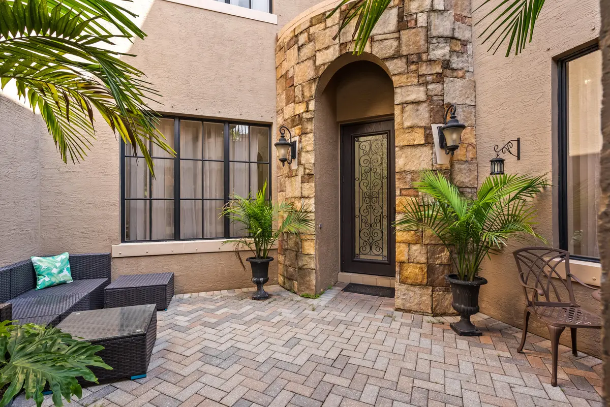Courtyard at 10325 Medicis Place, Wellington