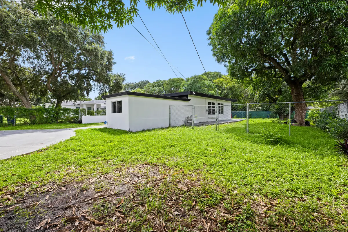 28-424A1654 at 28 NE 165th Street, Miami