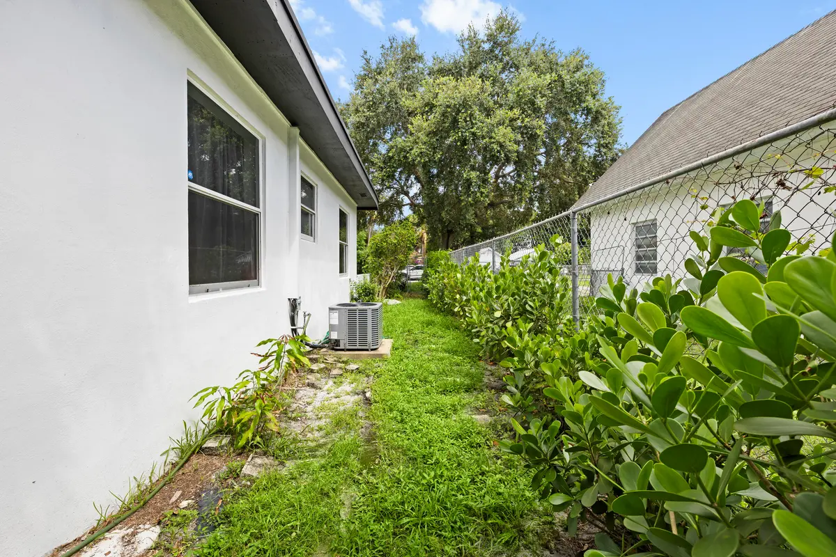 27-424A1684 at 28 NE 165th Street, Miami
