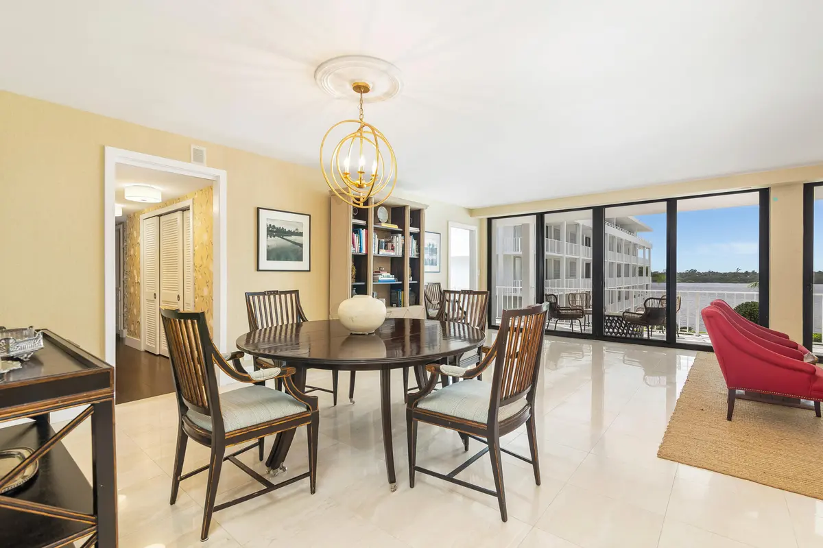 Dining at 2784 S OCEAN Boulevard 301E, Palm Beach