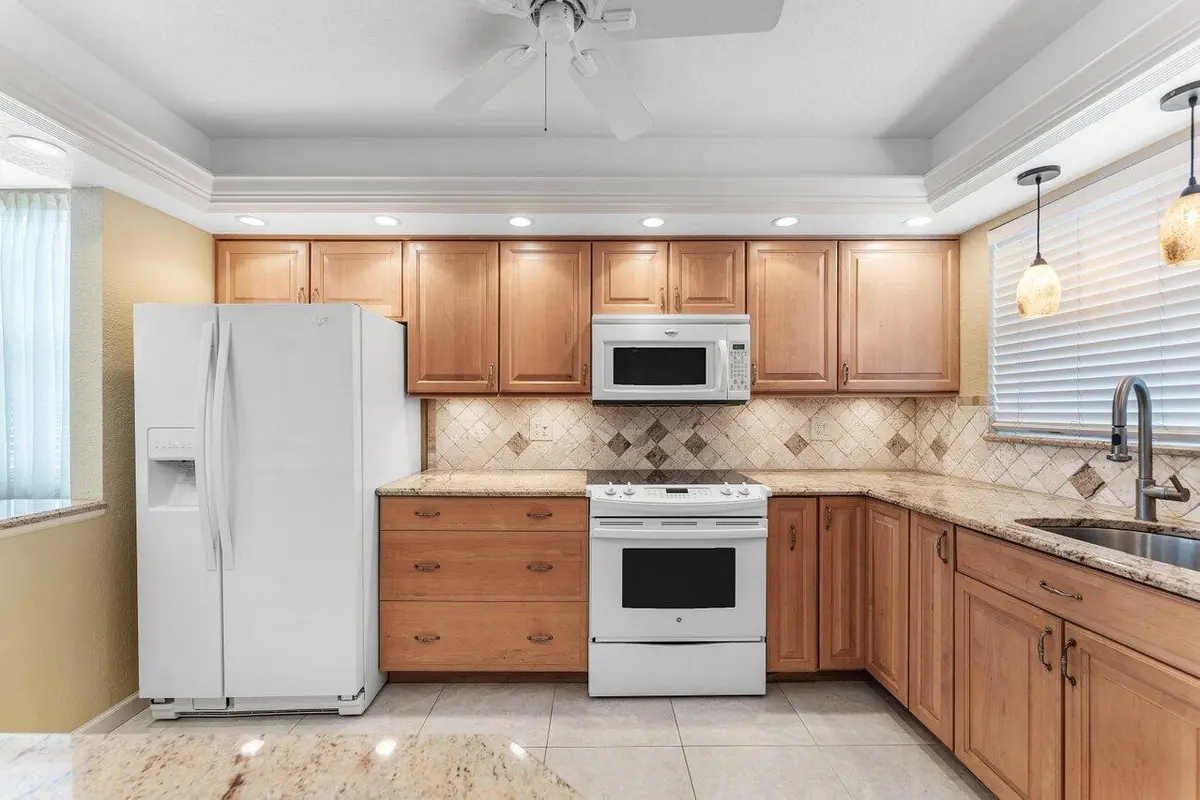 3_Lots_of_cabinet_space at 2004 S Federal Highway 309, Boynton Beach