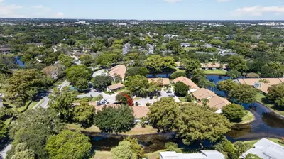 3210 CARAMBOLA Circle S, Coconut Creek – Villa for sale