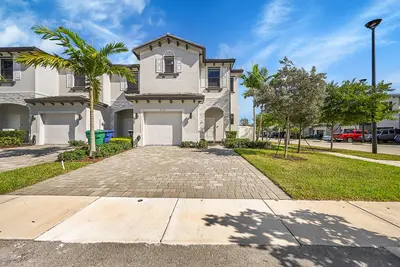 20357 NW 4TH Path, Miami Gardens – Townhouse for sale
