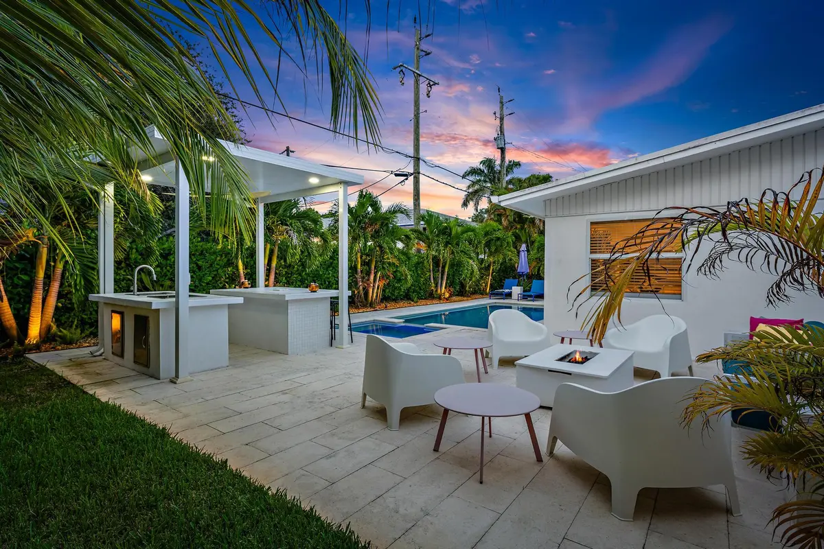 Cabana Bar & Fire pit at 570 N Dover Road, Tequesta