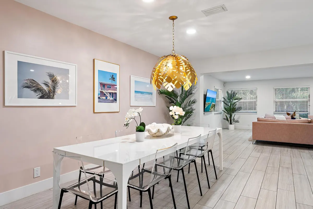 Dining at 570 N Dover Road, Tequesta