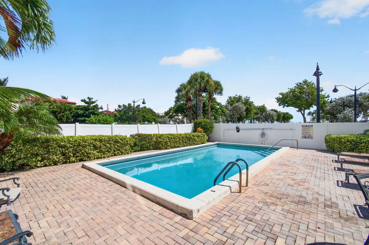 Pool at 180 SE 20th Avenue 403, Deerfield Beach