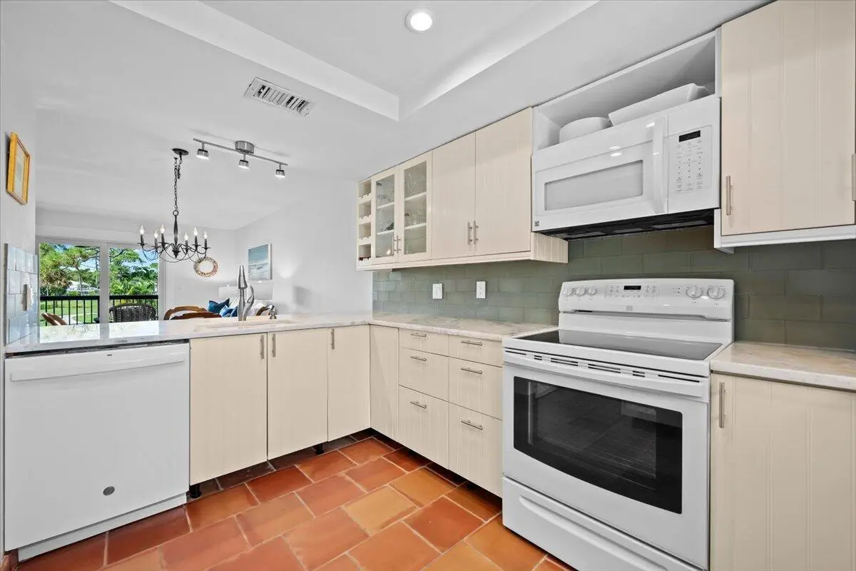 06-LUX_3573 at 18350 SE Wood Haven Lane, Jupiter