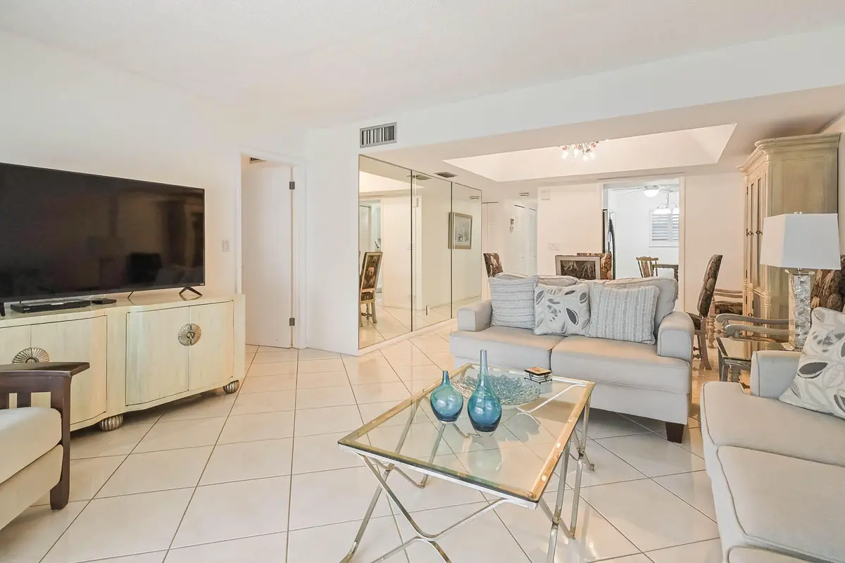 LIVING at 6850 10TH Avenue 206, Lake Worth