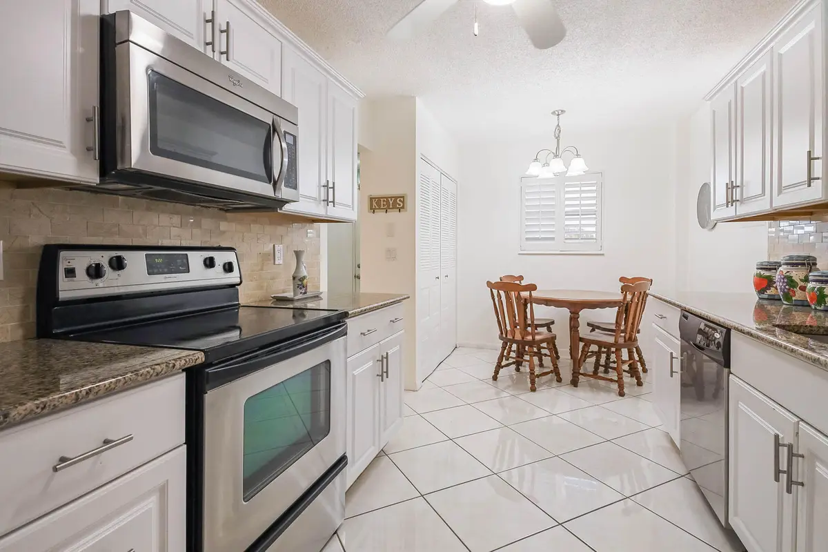 EAT-IN KITCHEN at 6850 10TH Avenue 206, Lake Worth