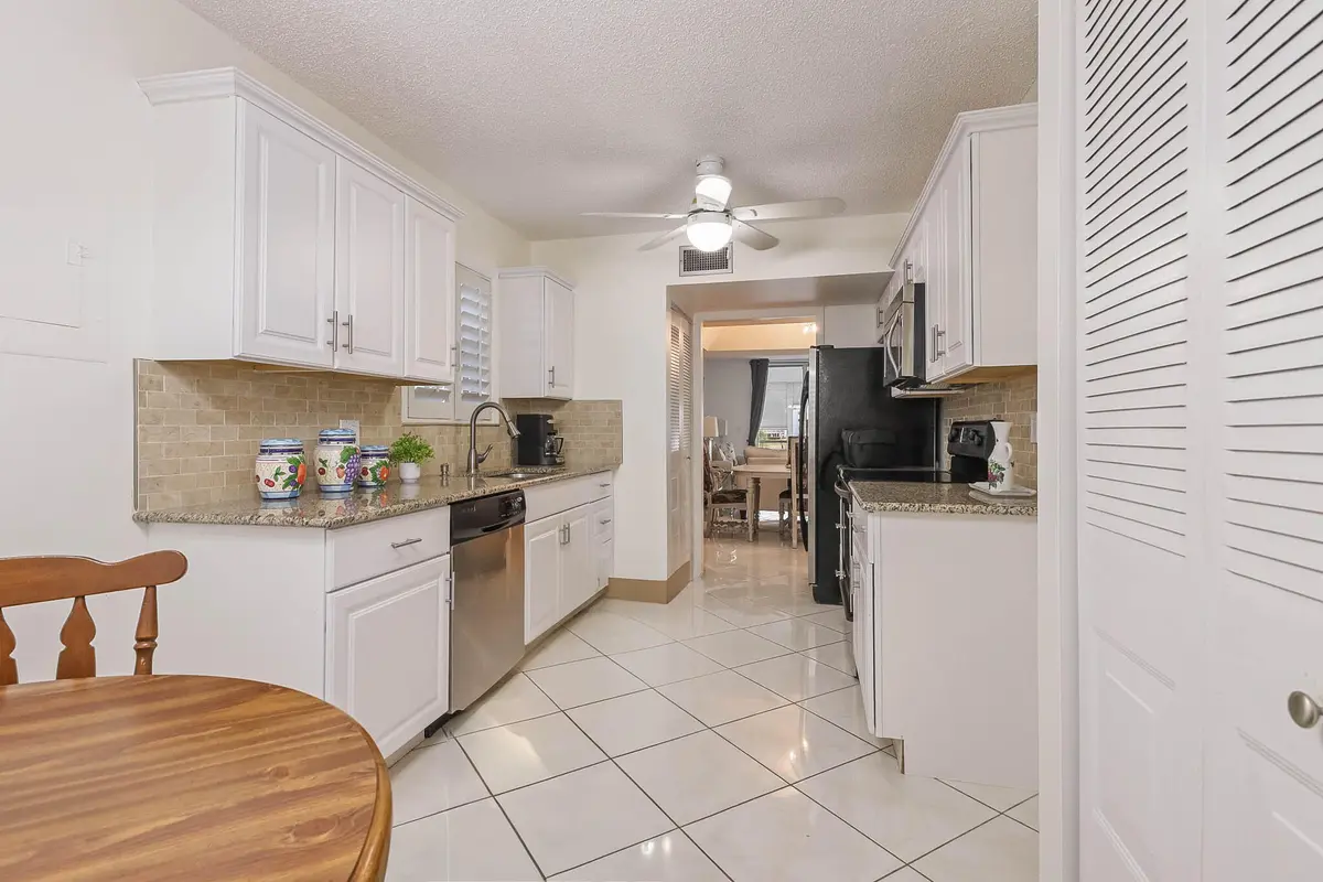 EAT-IN KITCHEN at 6850 10TH Avenue 206, Lake Worth