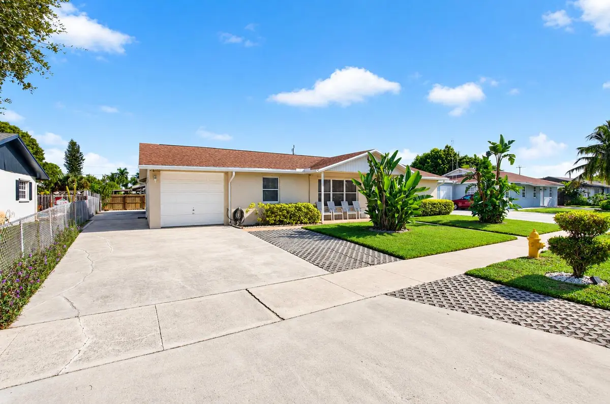 Full Left Driveway at 1213 W BROWARD Street, Lantana