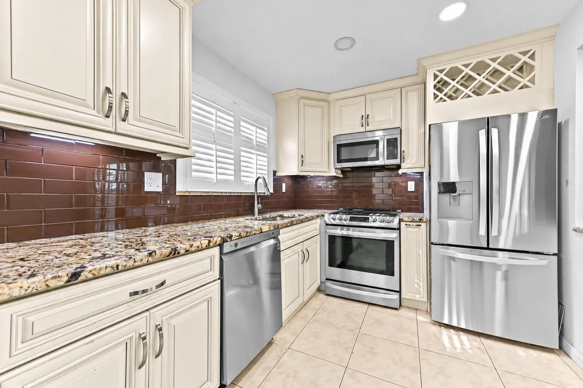 10 Kitchen 01(20260929-163100) at 15072 Ashland Place 124, Delray Beach
